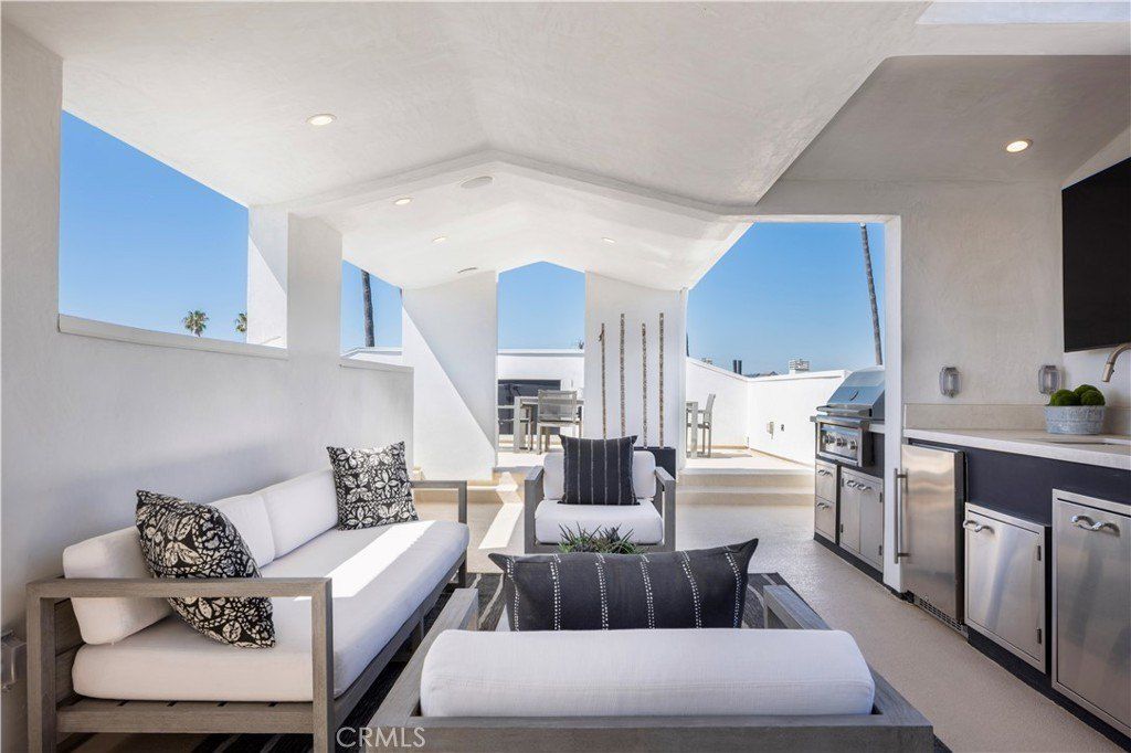 304 Goldenrod Avenue. Corona Del Mar, CA 92625