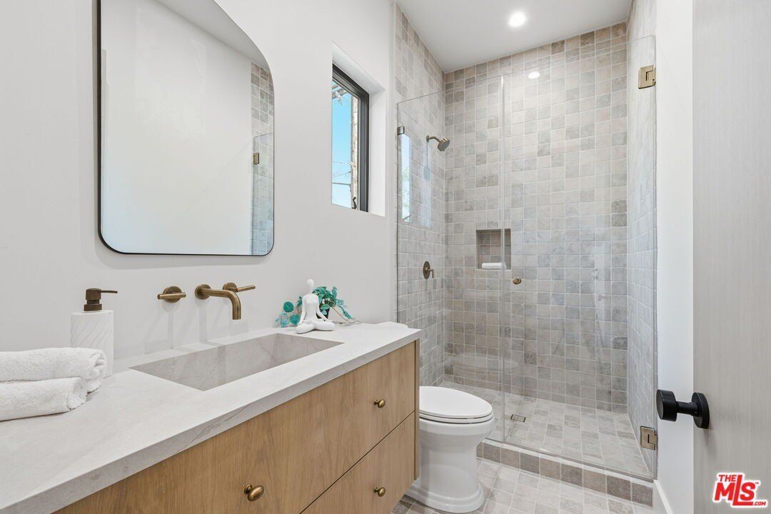 16643 Addison St. Encino, CA 91436