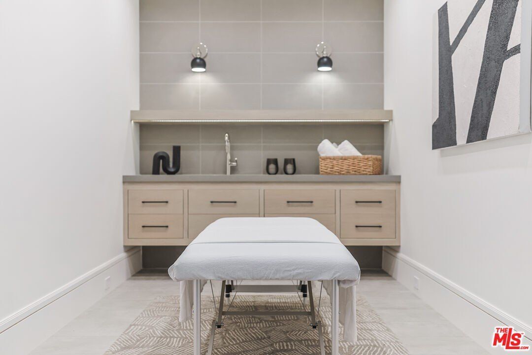 1072 Amalfi Dr. Pacific Palisades, CA 90272