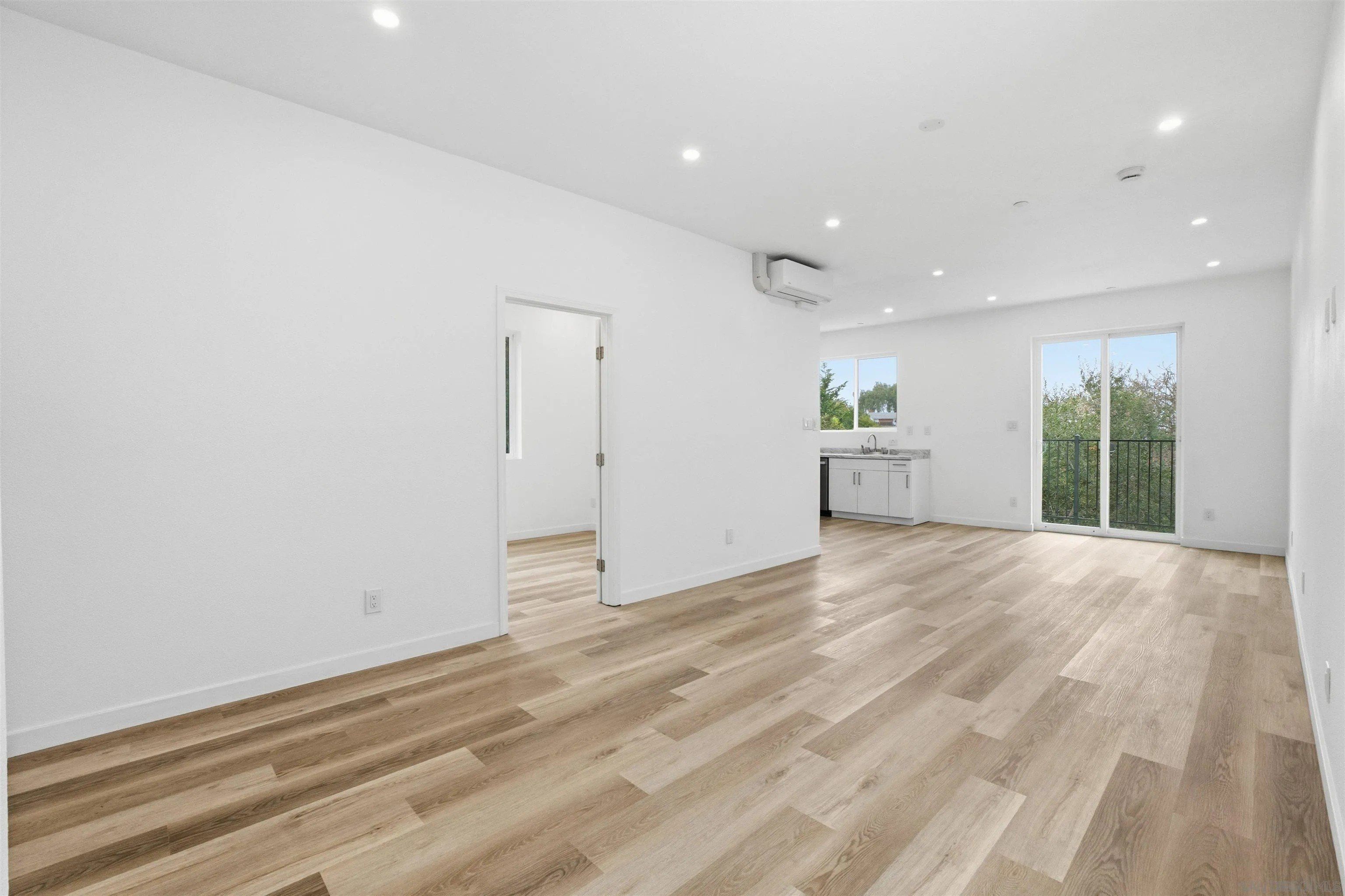 490 Lado De Loma Dr 14. Vista, CA 92083