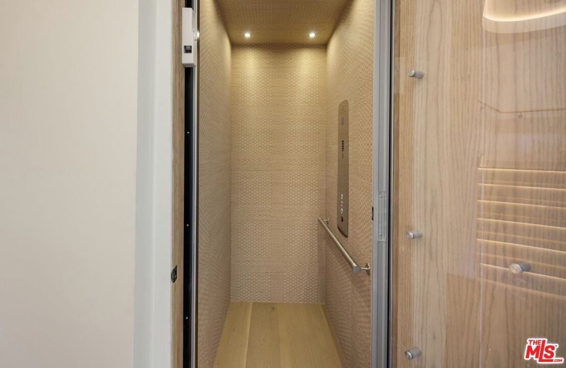 1525 Marlay Dr. Los Angeles, CA 90069