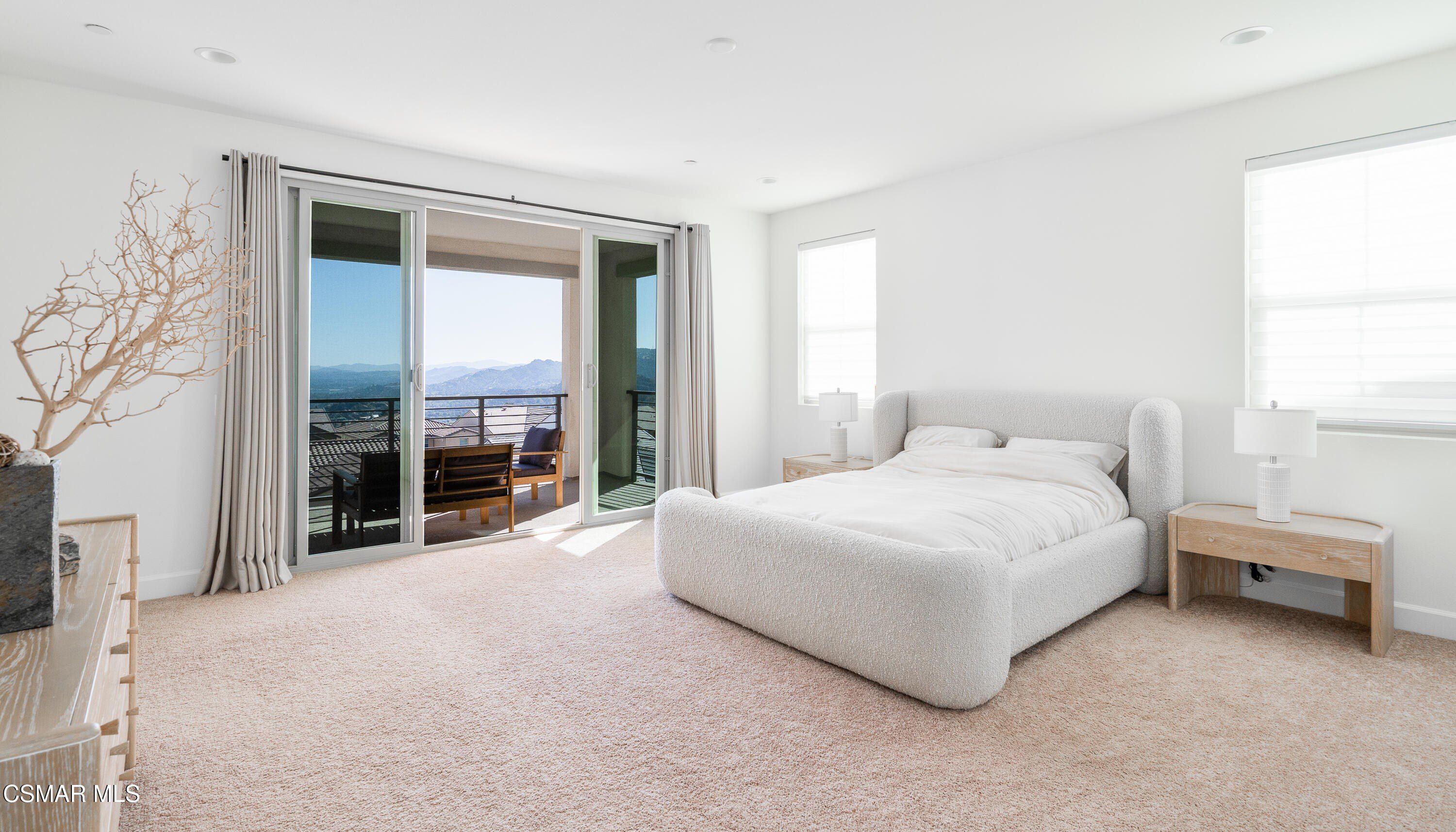 21242 W Wild Flower Way. Chatsworth, CA 91311