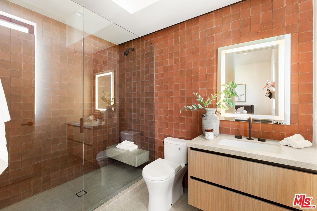 18100 Karen Dr. Tarzana, CA 91356