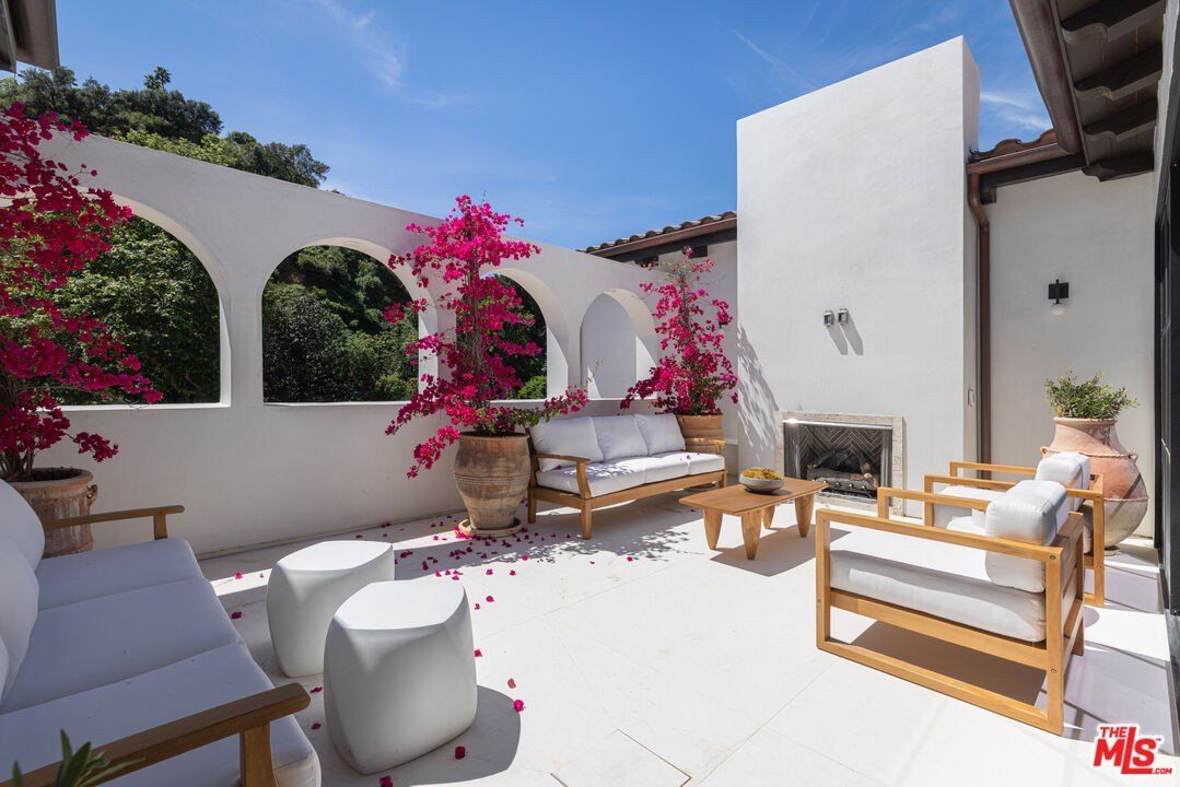 966 Stone Canyon Rd. Los Angeles, CA 90077