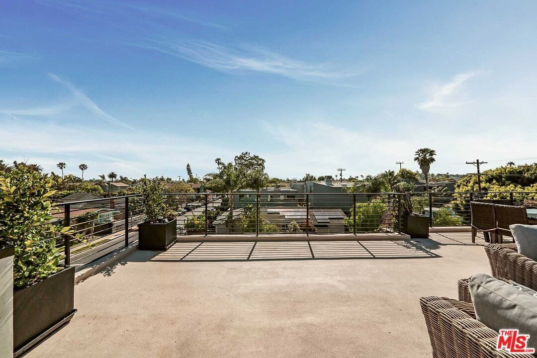 701 Vernon Ave. Venice, CA 90291