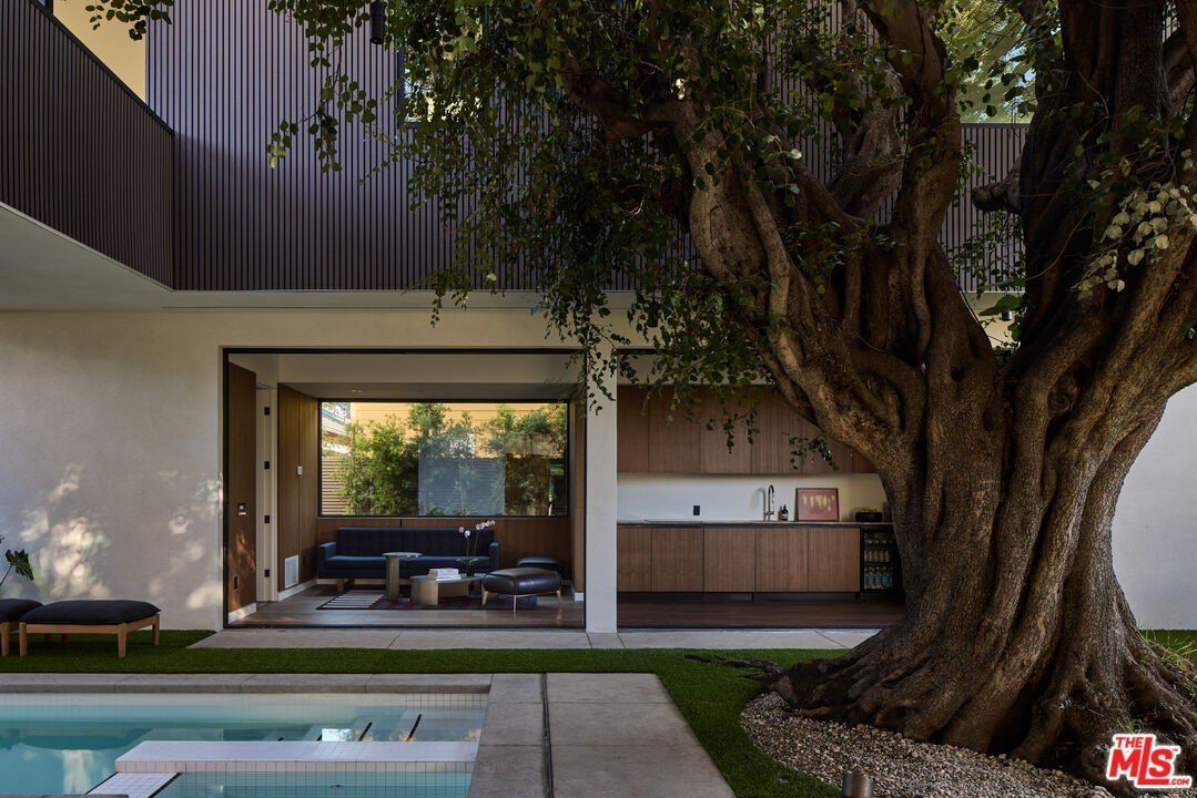 4263 Le Bourget Ave. Culver City, CA 90232