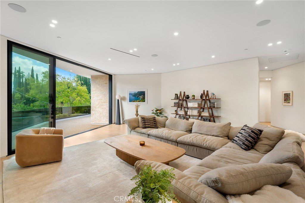 16988 Strawberry Drive. Encino, CA 91436