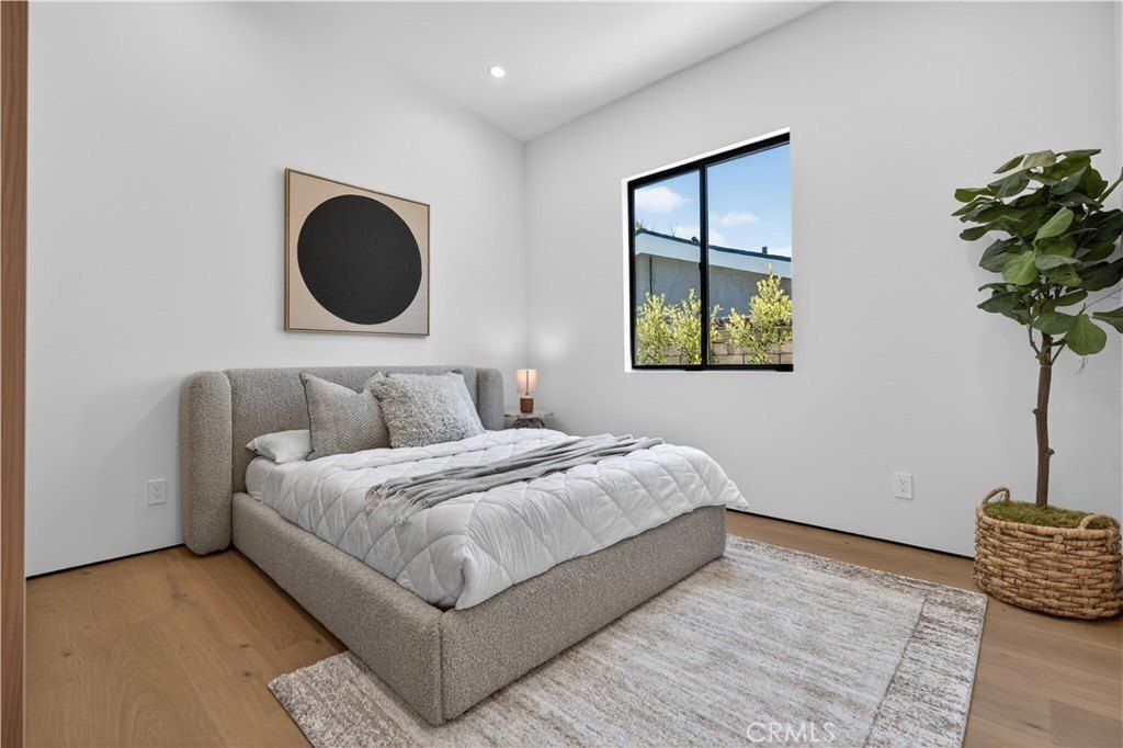 5636 Rawlings Av. Woodland Hills, CA 91367