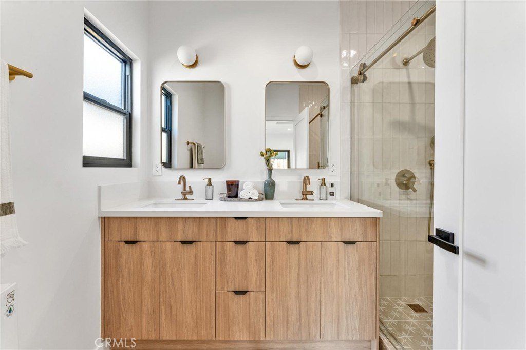 1604 N Kingsley 12. Los Angeles, CA 90027