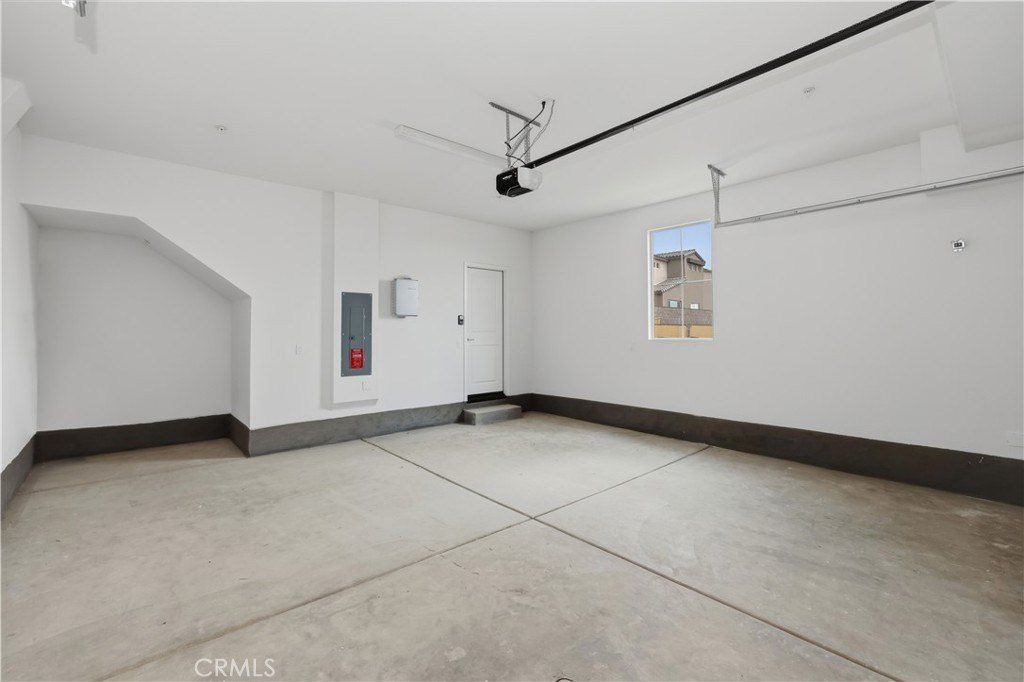 15874 Blue Copper Way. Fontana, CA 92336