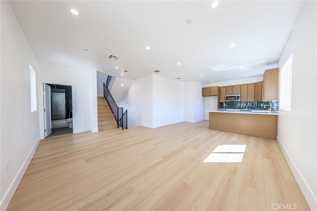 2424 S West View. Los Angeles, CA 90016