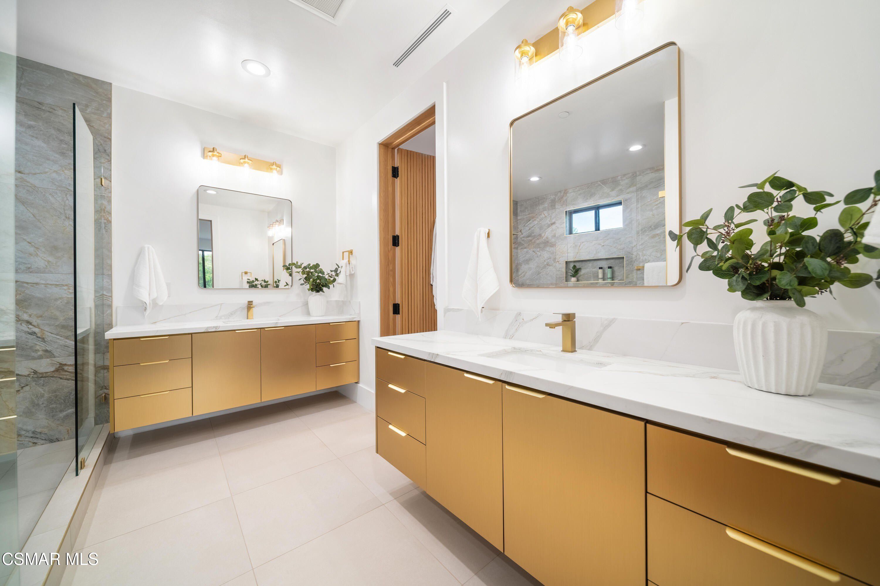 5623 Oso Avenue. Woodland Hills, CA 91367