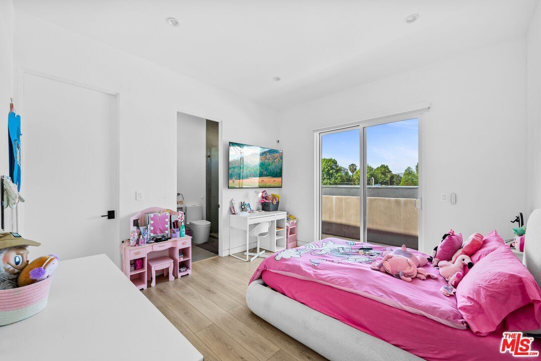 5826 Corbin Ave. Tarzana, CA 91356