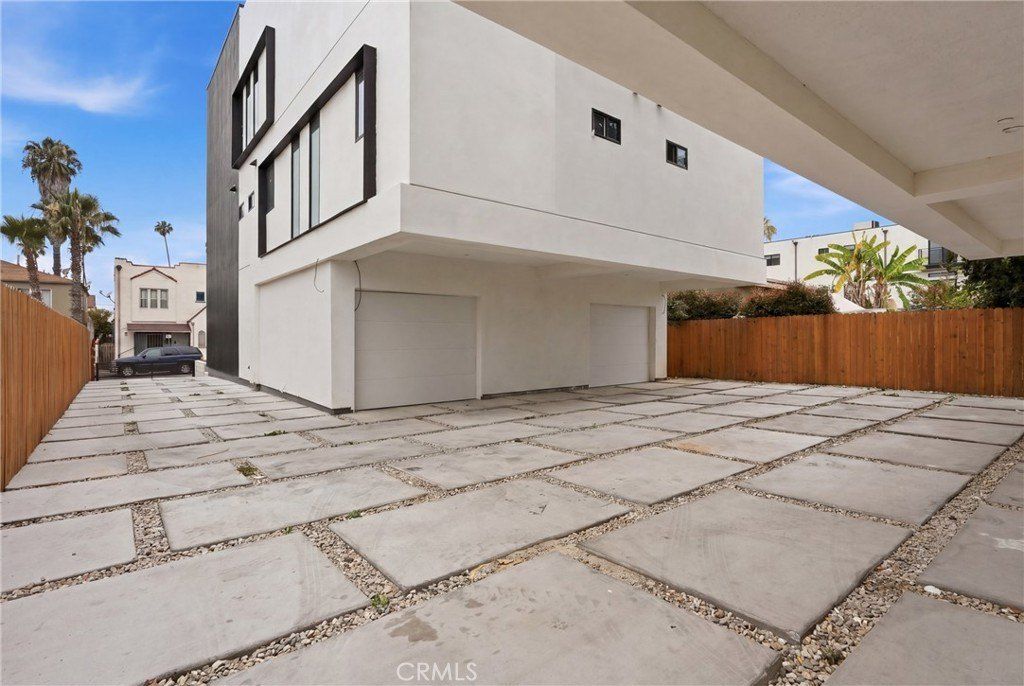 1430 S Cloverdale Avenue. Los Angeles, CA 90019