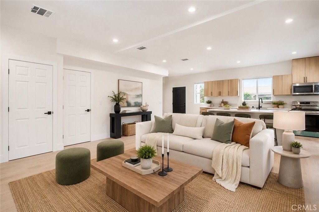 16619 Lake Avenue. Paramount, CA 90723