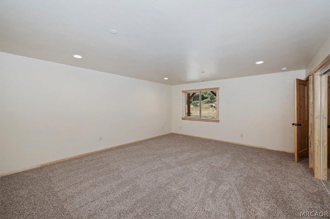 415 Vista Lane. Sugarloaf, CA 92386