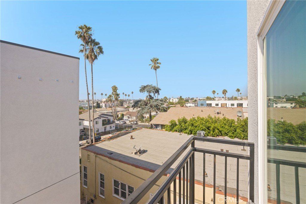 4511 Rosewood Avenue. Los Angeles, CA 90004