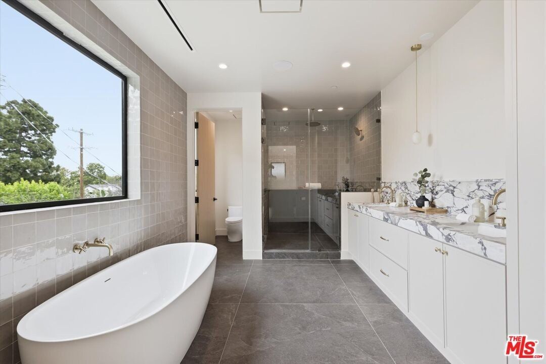 12007 Rose Ave. Los Angeles, CA 90066