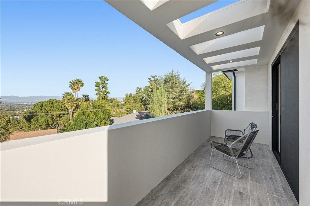 4331 Alonzo. Encino, CA 91316