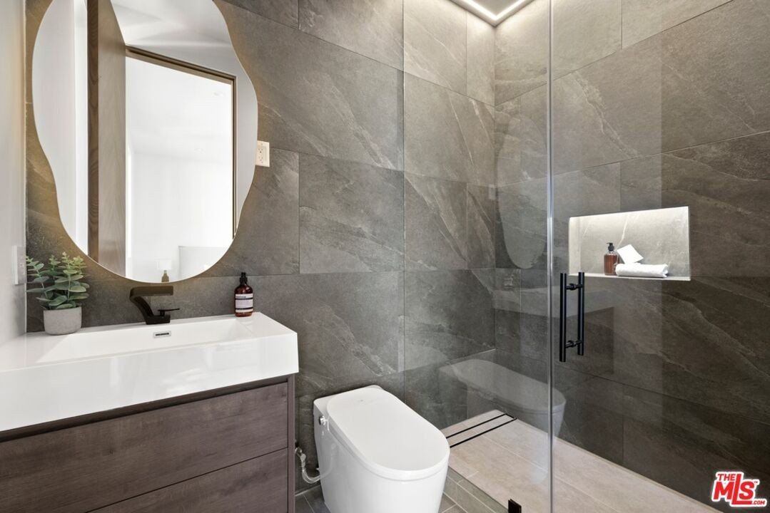 19641 Greenbriar Dr. Tarzana, CA 91356