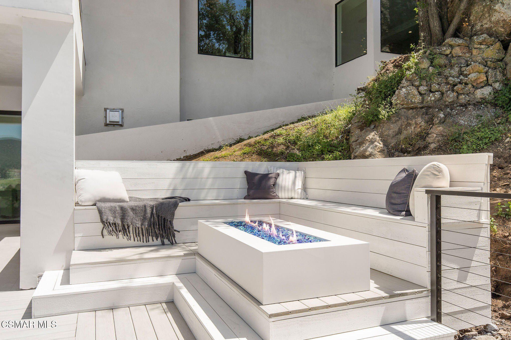 118 Giles Road. Lake Sherwood, CA 91361