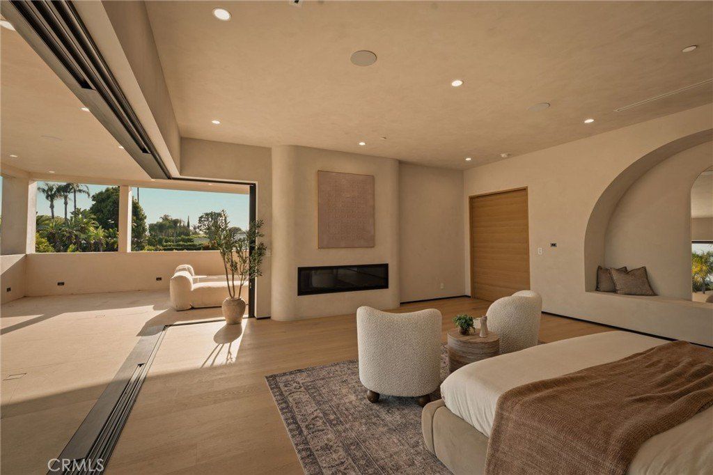 15450 Huston. Sherman Oaks, CA 91403
