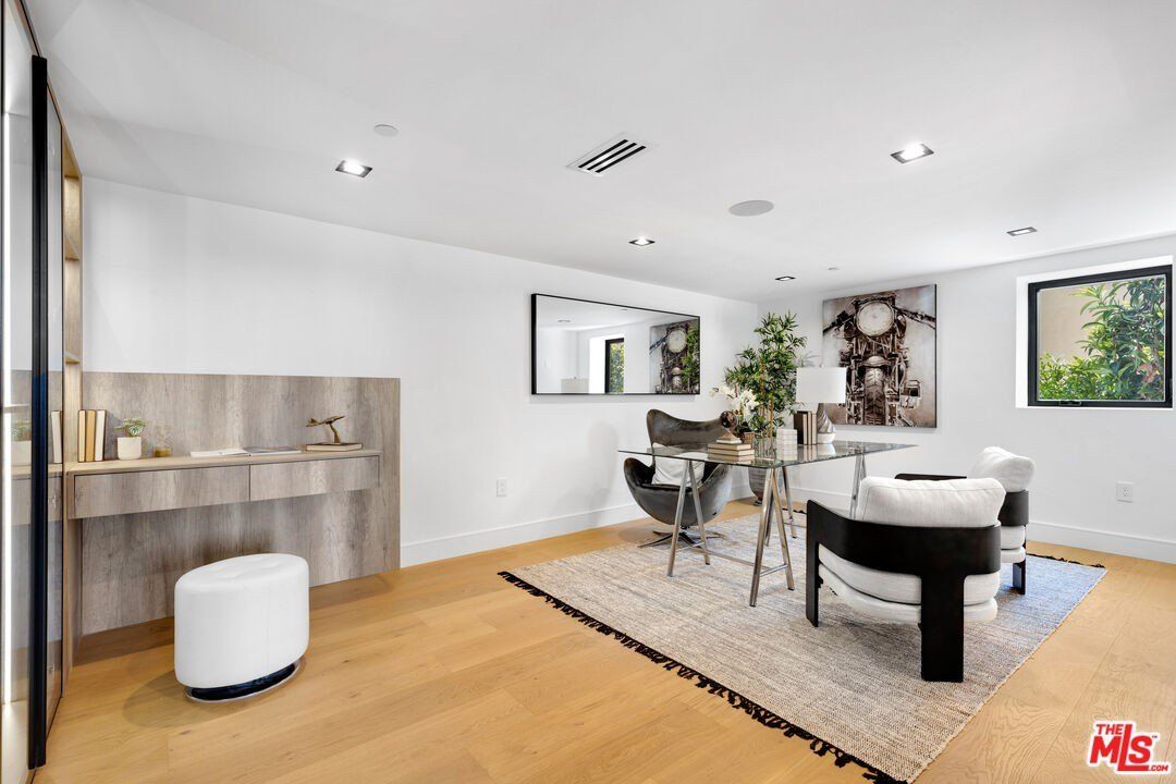 16800 Oak View Dr. Encino, CA 91436