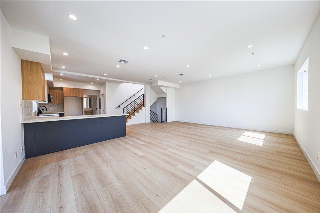 2010 S Dunsmuir. Los Angeles, CA 90016