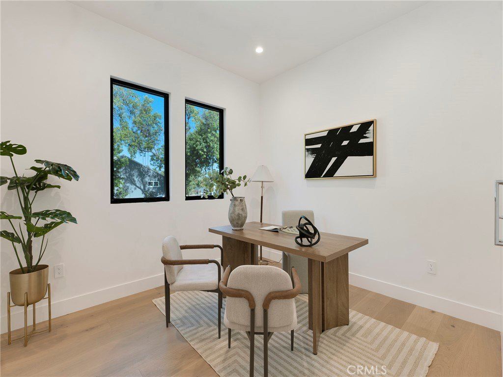 5814 Graves Avenue. Encino, CA 91316