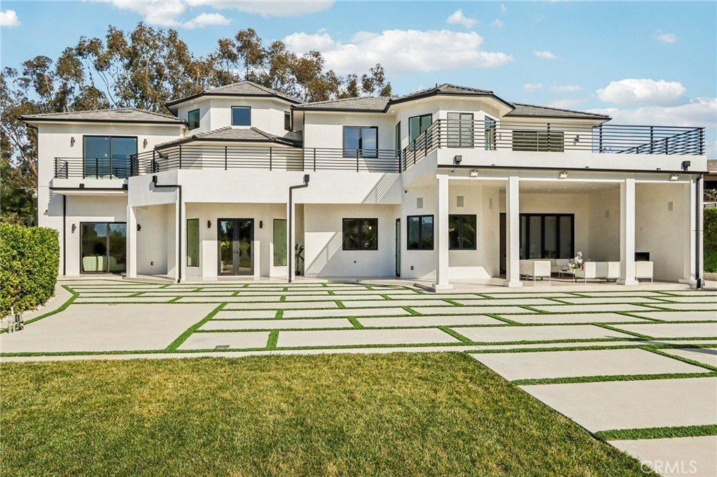 10511 Mary Bell Avenue. Shadow Hills, CA 91040