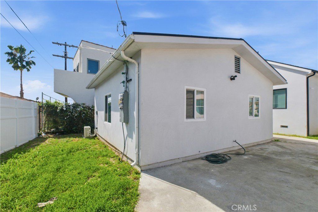 1364 S Ridgeley. Los Angeles, CA 90019