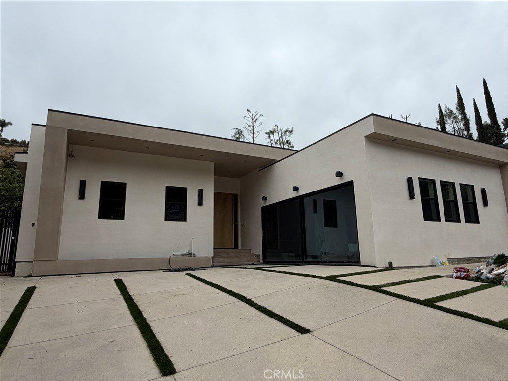 17000 Escalon. Encino, CA 91436