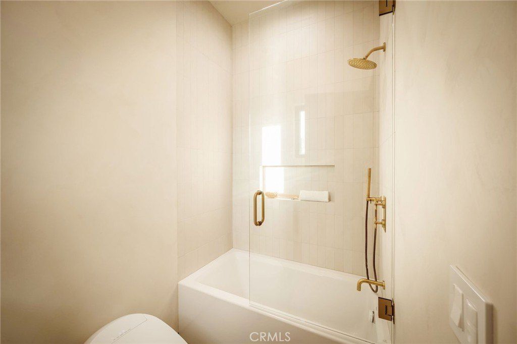 15447 Huston. Sherman Oaks, CA 91403