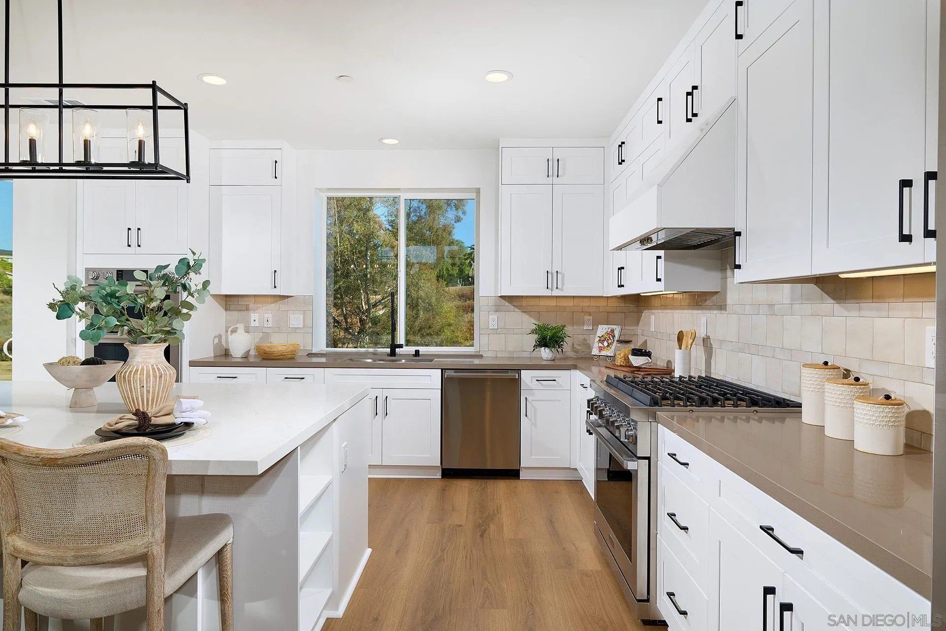 39301 Corte Venture. Temecula, CA 92592