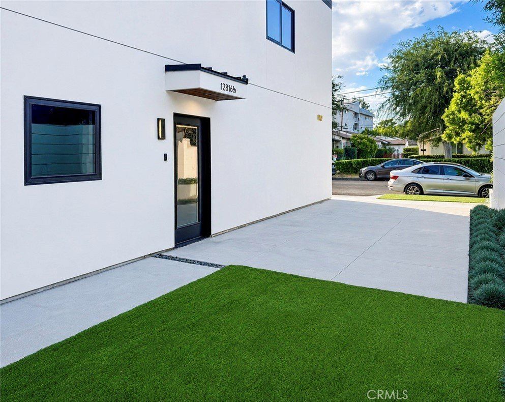 12816 Bloomfield Street. Studio City, CA 91604