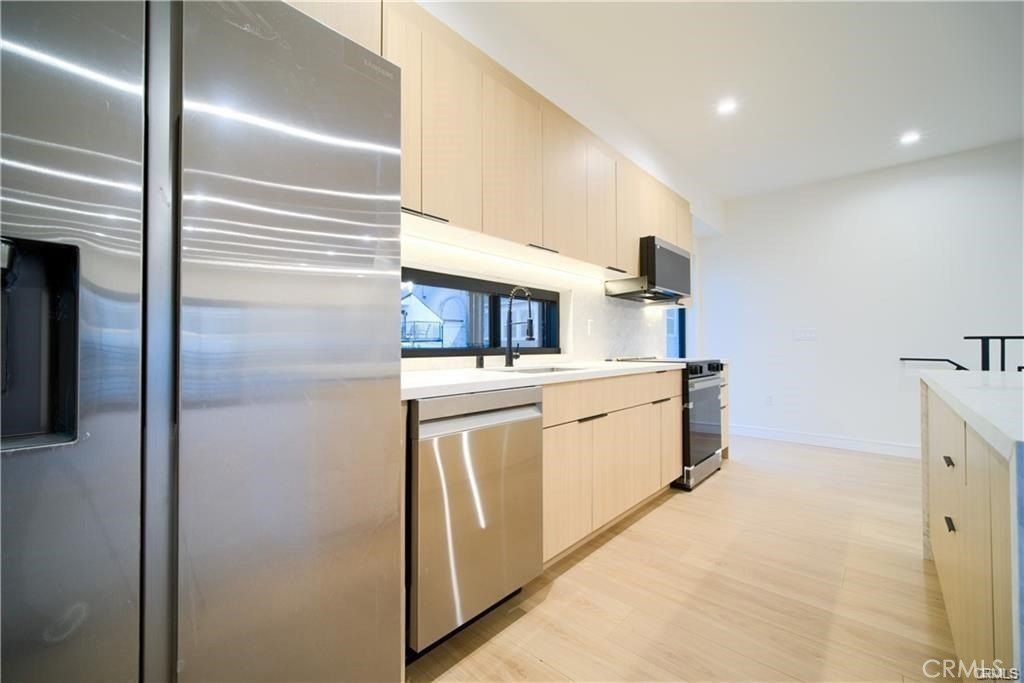 618 N Mariposa Avenue. Los Angeles, CA 90004
