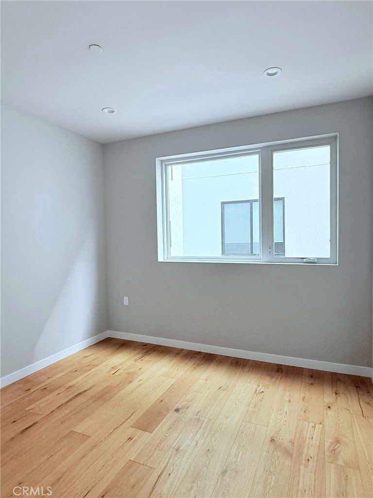 1729 S Barrington. Los Angeles, CA 90025