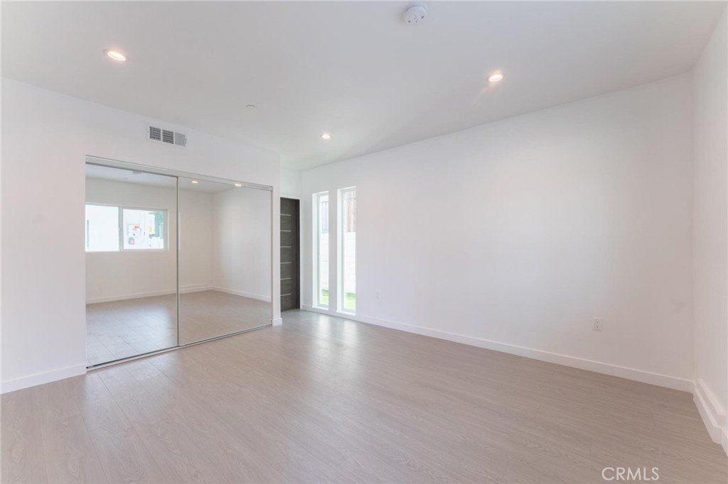6845 N Haskell Avenue. Lake Balboa, CA 91406