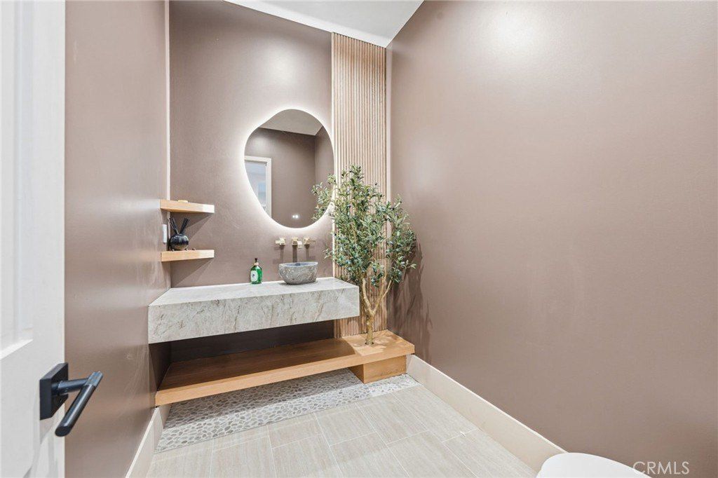 13135 Chandler Boulevard. Sherman Oaks, CA 91401