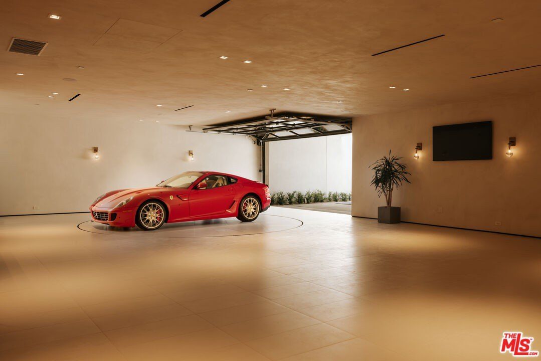 1210 Chickory Ln. Los Angeles, CA 90049