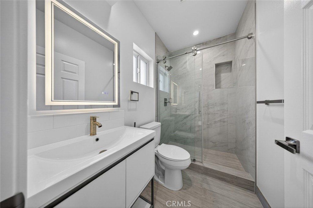 11842 Arminta Street. North Hollywood, CA 91605