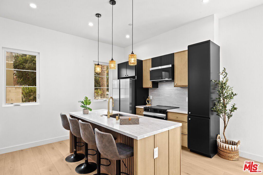 2324 S Dunsmuir Ave. Los Angeles, CA 90016