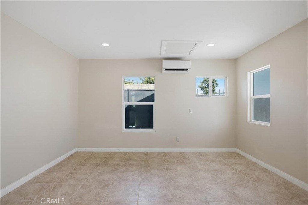 7542 White Oak Ave. Van Nuys, CA 91406