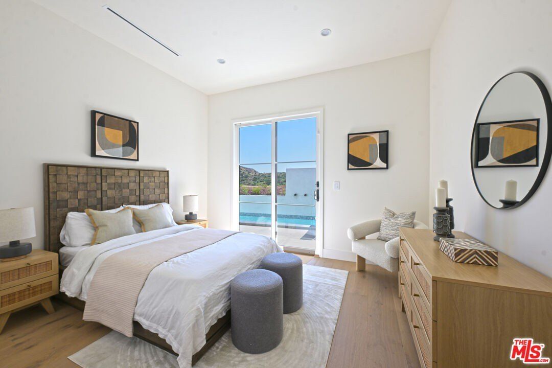 3072 Hollyridge Dr. Los Angeles, CA 90068