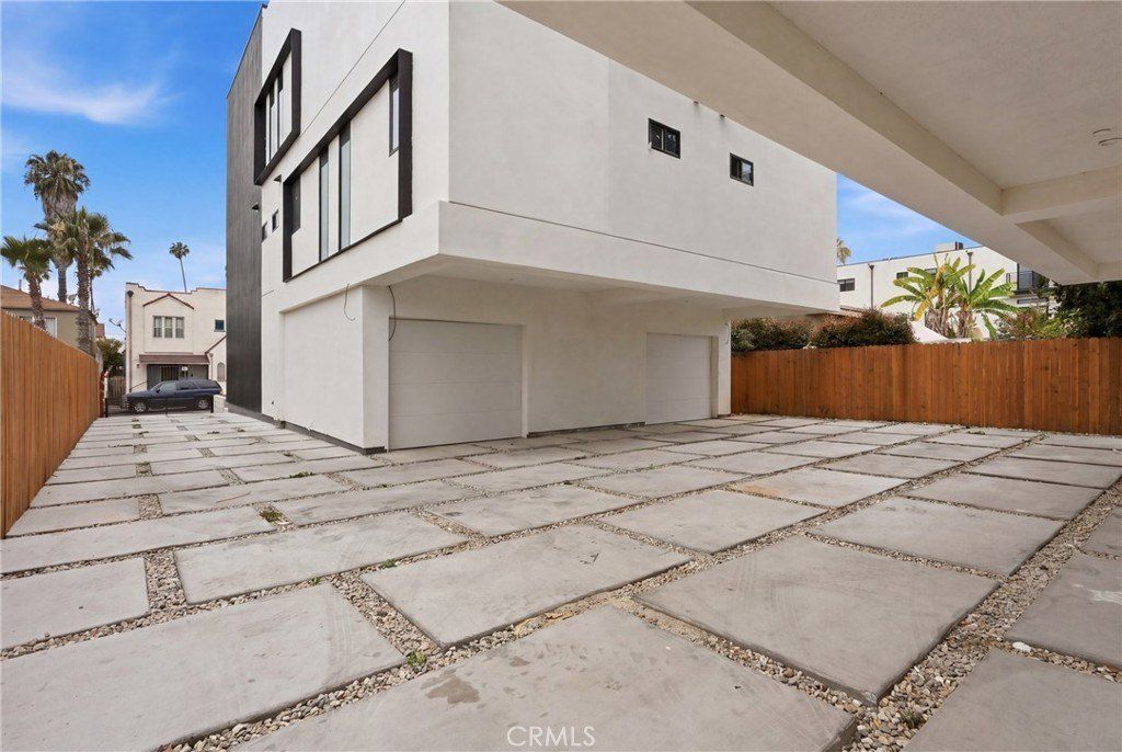 1430 S Cloverdale Avenue. Los Angeles, CA 90019