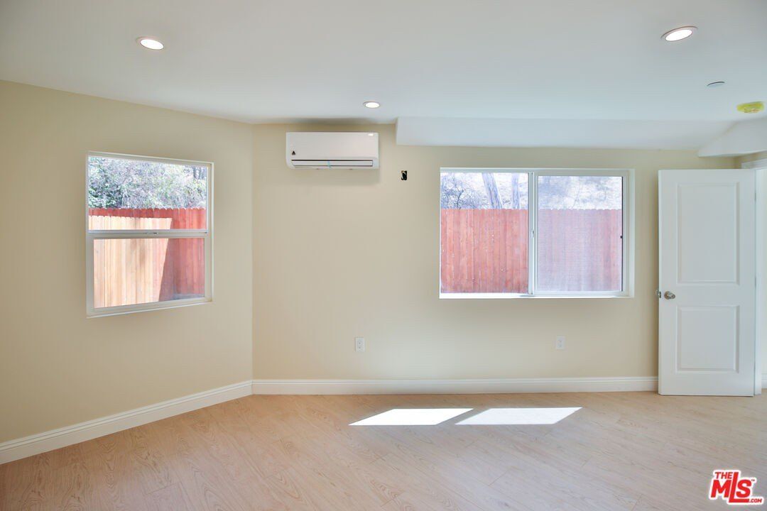 5517  5519 Lavinia Ave. Lynwood, CA 90262