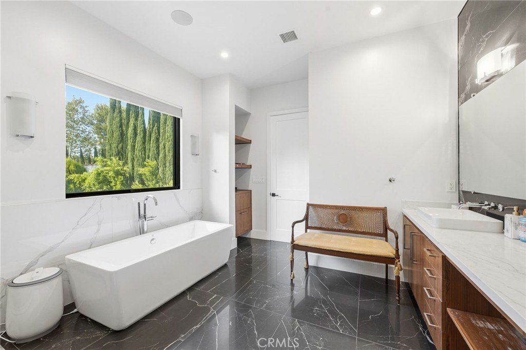13135 Chandler Boulevard. Sherman Oaks, CA 91401