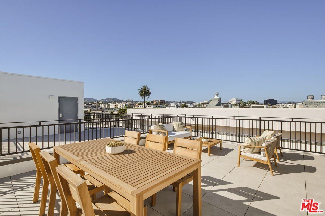 11967 Mayfield Ave. Los Angeles, CA 90049