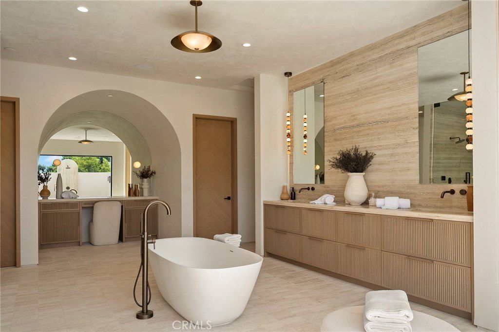 5343 Amestoy Avenue. Encino, CA 91316