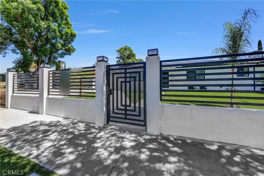 999812 Louise Avenue. Northridge, CA 91325